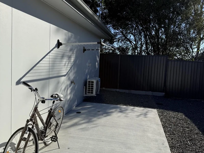 Outdoor courtyard with bicycle and clothesline at 89 Marshall Road Rocklea accommodation